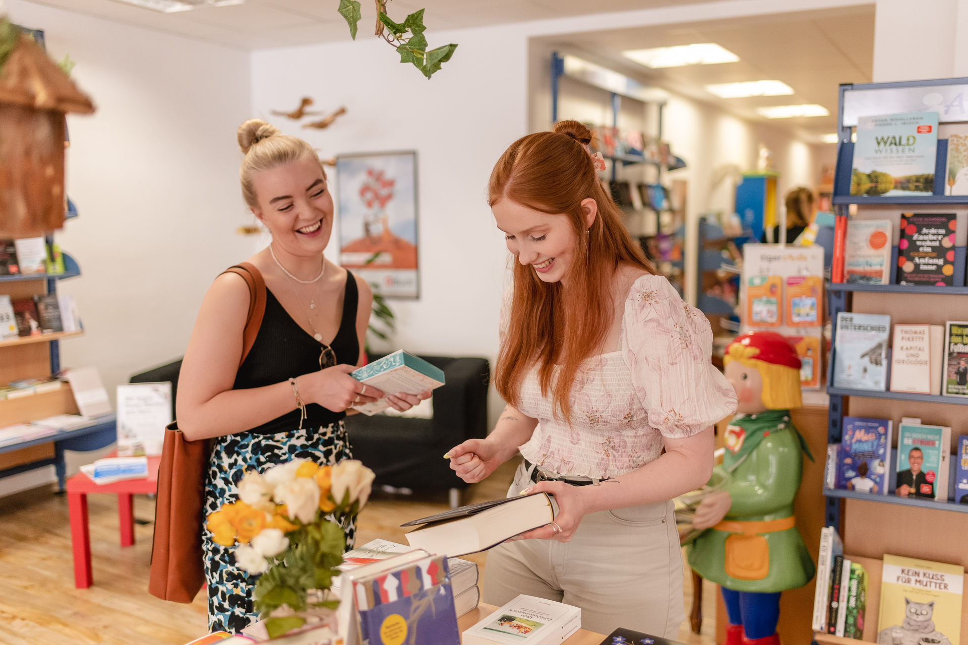 Businessfotos-Personal-Brand-Businessfotografie-buchhandlung-schwarz-auf-weiß-Bad-Säckingen-Selbständig
